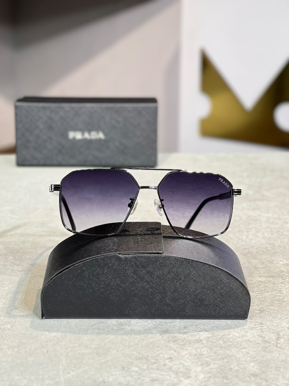 Gafas Prada aviador plateada lente gris, vista frontal