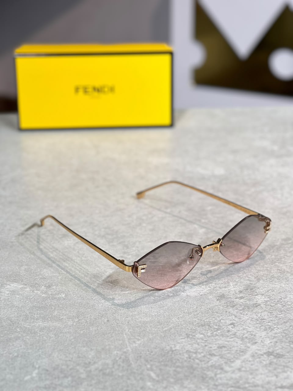 Gafas Fendi Ovalada Humo Dorada