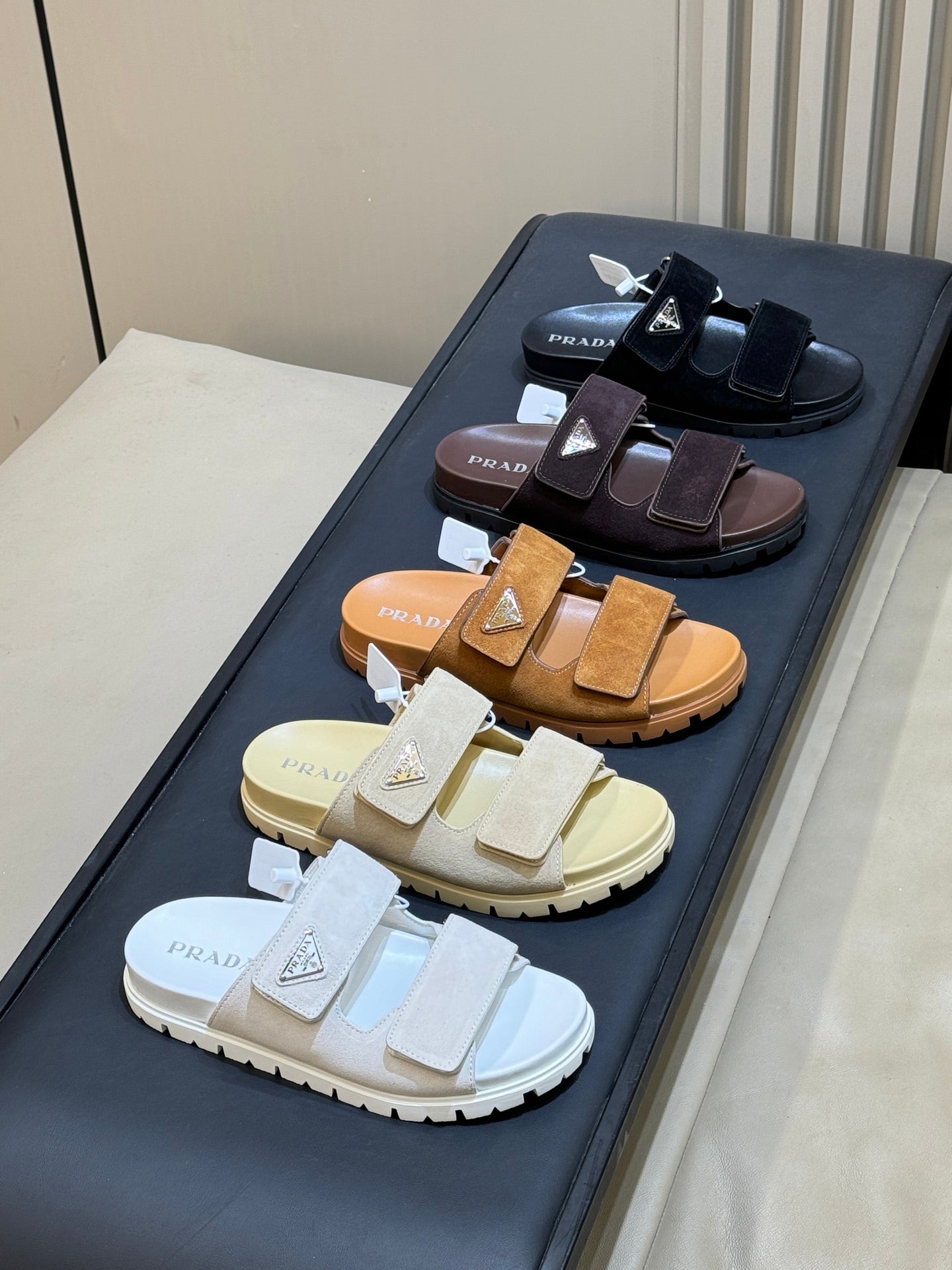 Sandalias Prada de gamuza en varios colores