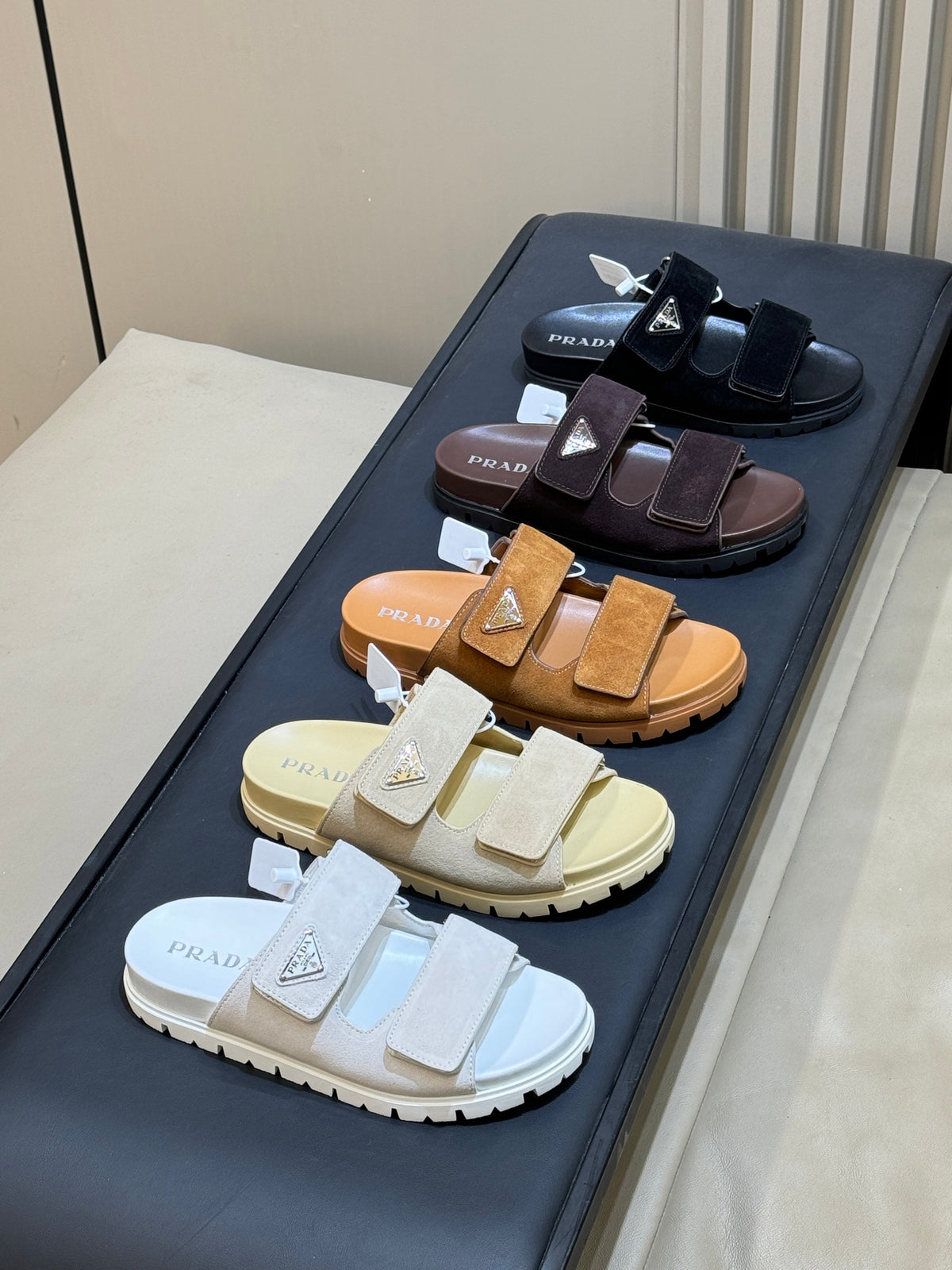 Sandalias Prada de gamuza en varios colores