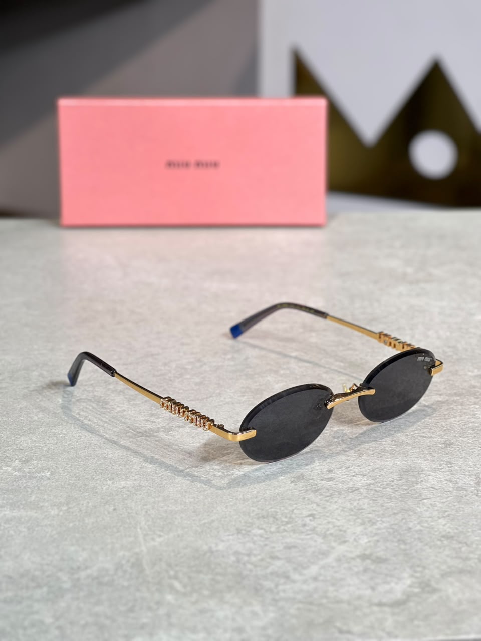 Gafas Miu Miu ovalada negra