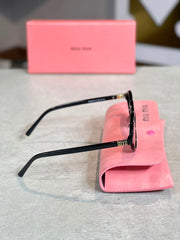 Gafas Miu Miu ovalada negra