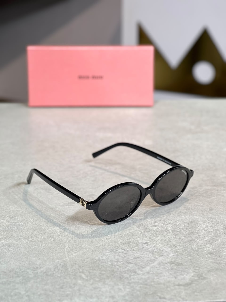 Gafas Miu Miu redonda negra