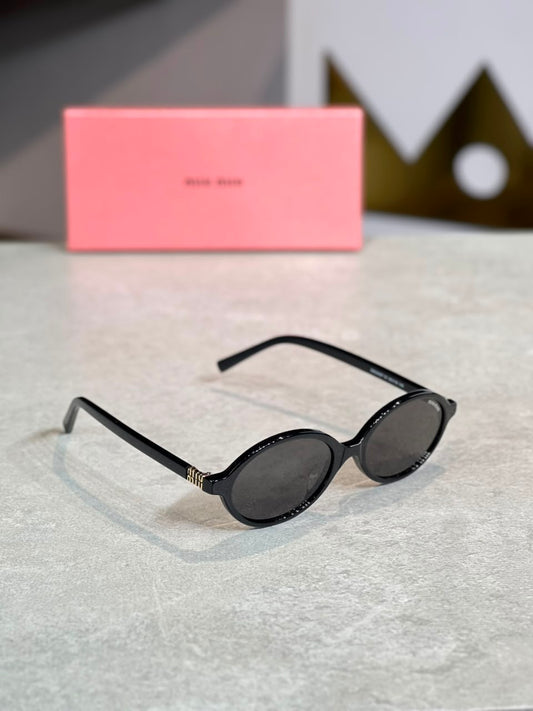 Gafas Miu Miu redonda negra