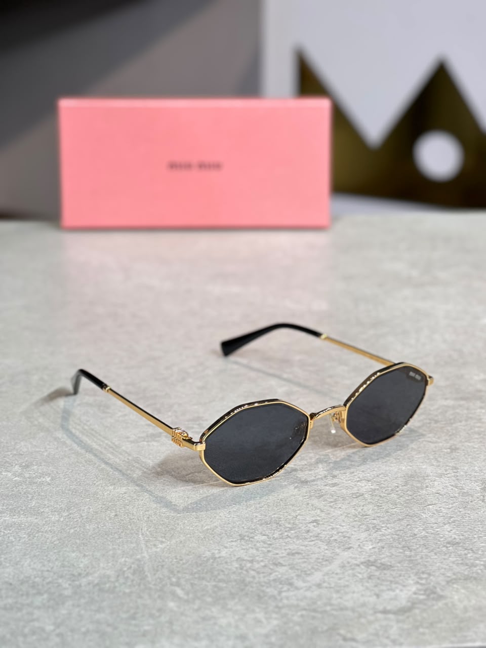 Gafas Miu Miu ovalada dorada humo