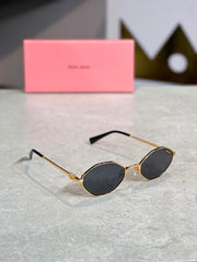 Gafas Miu Miu ovalada dorada humo
