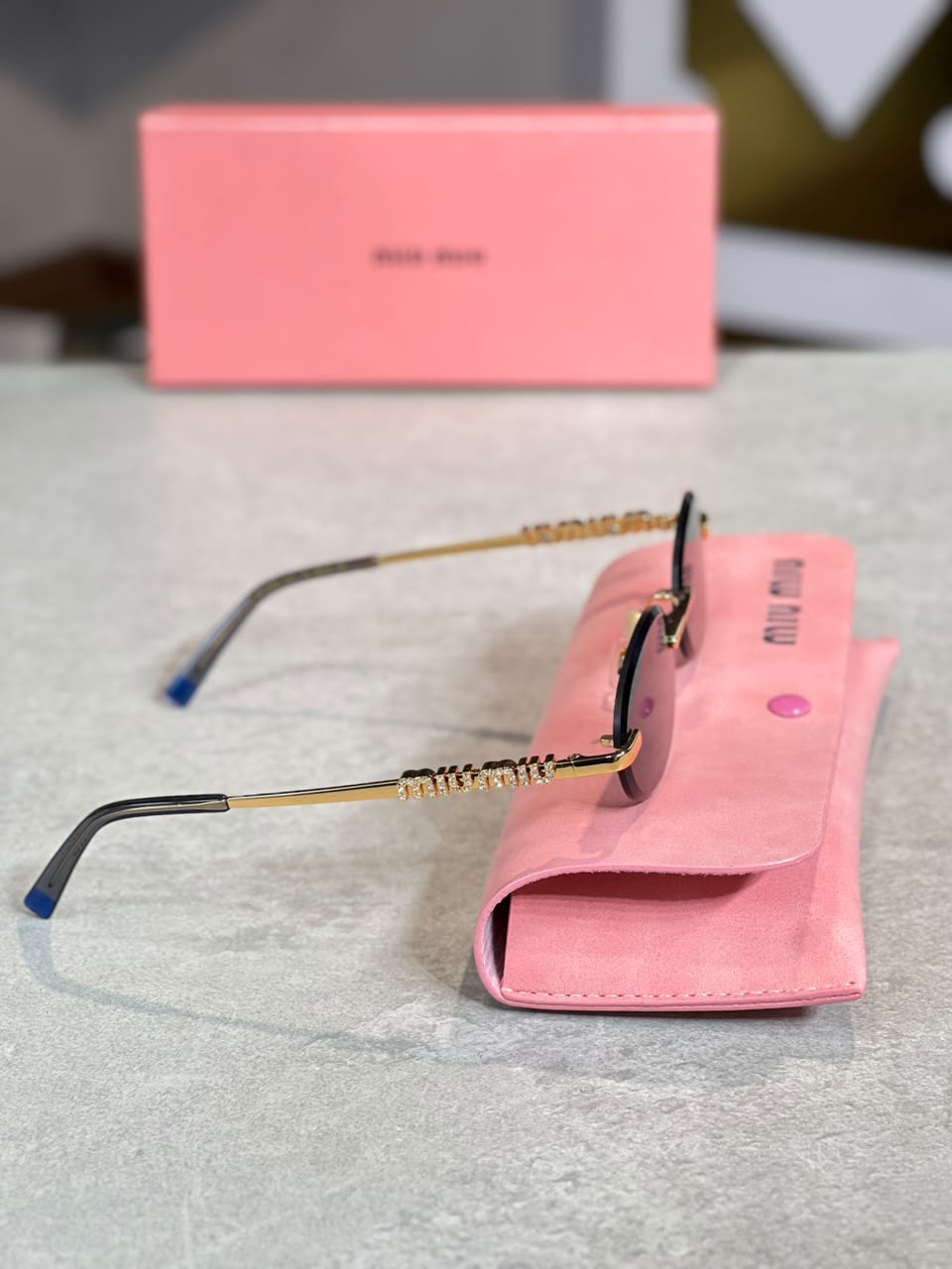 Gafas Miu Miu ovalada dorada humo