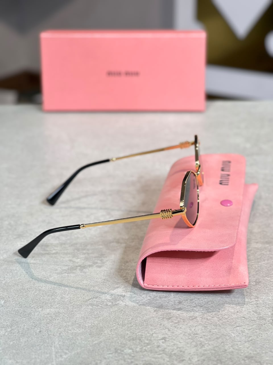 Gafas Miu Miu ovalada dorada humo