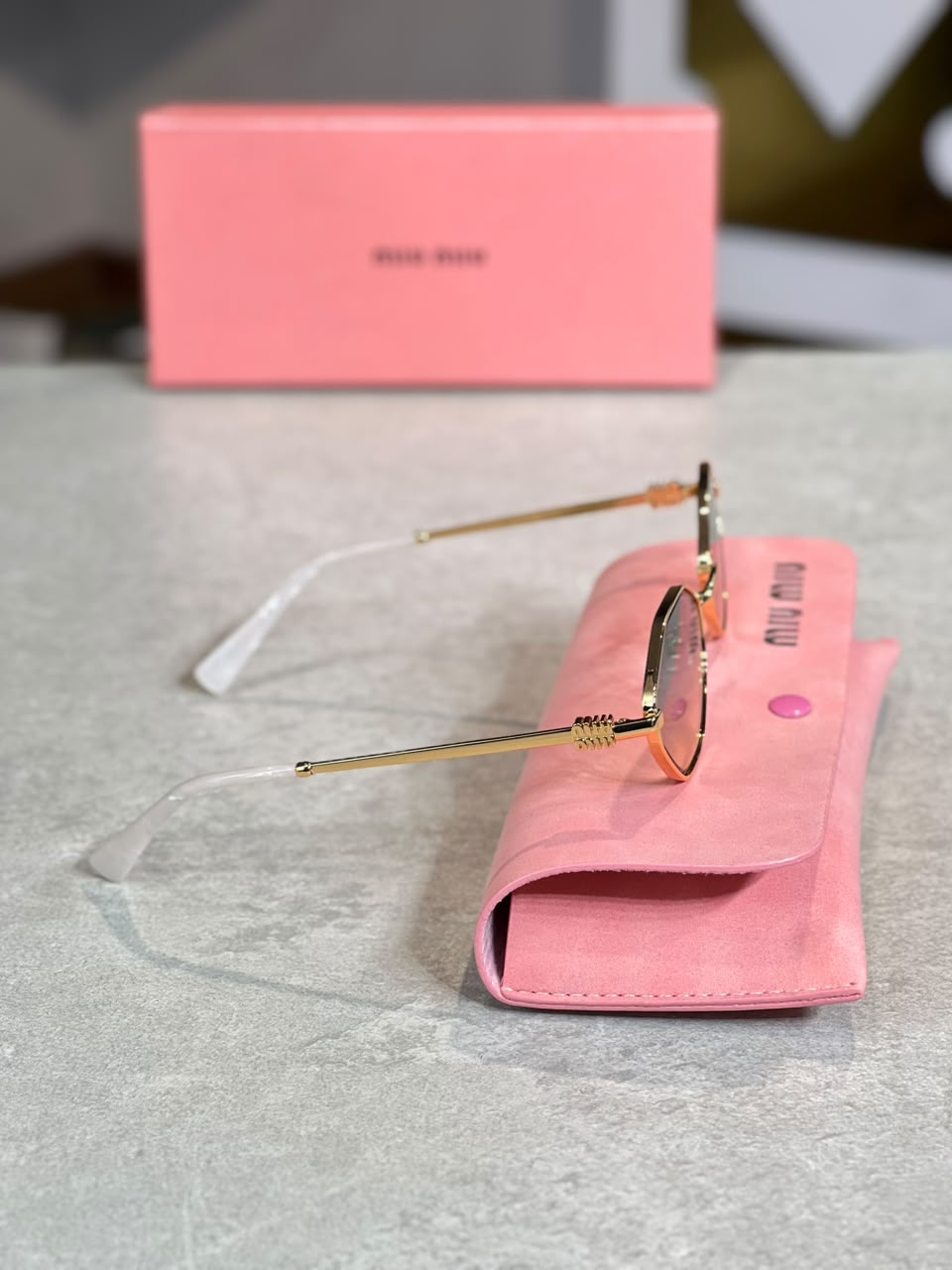 Gafas Miu Miu ovalada dorada humo