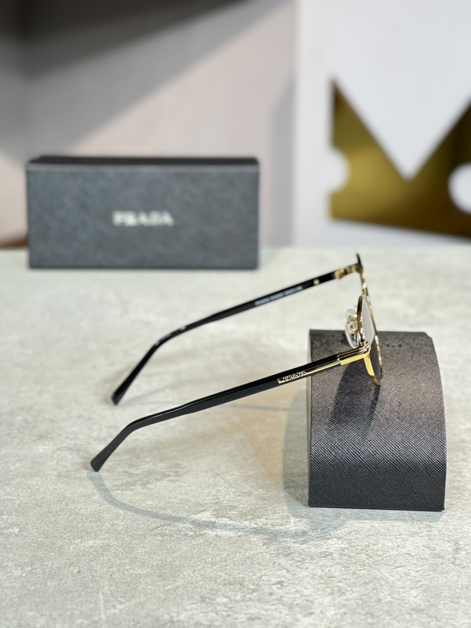 Gafas Prada optica negra dorada, perfil